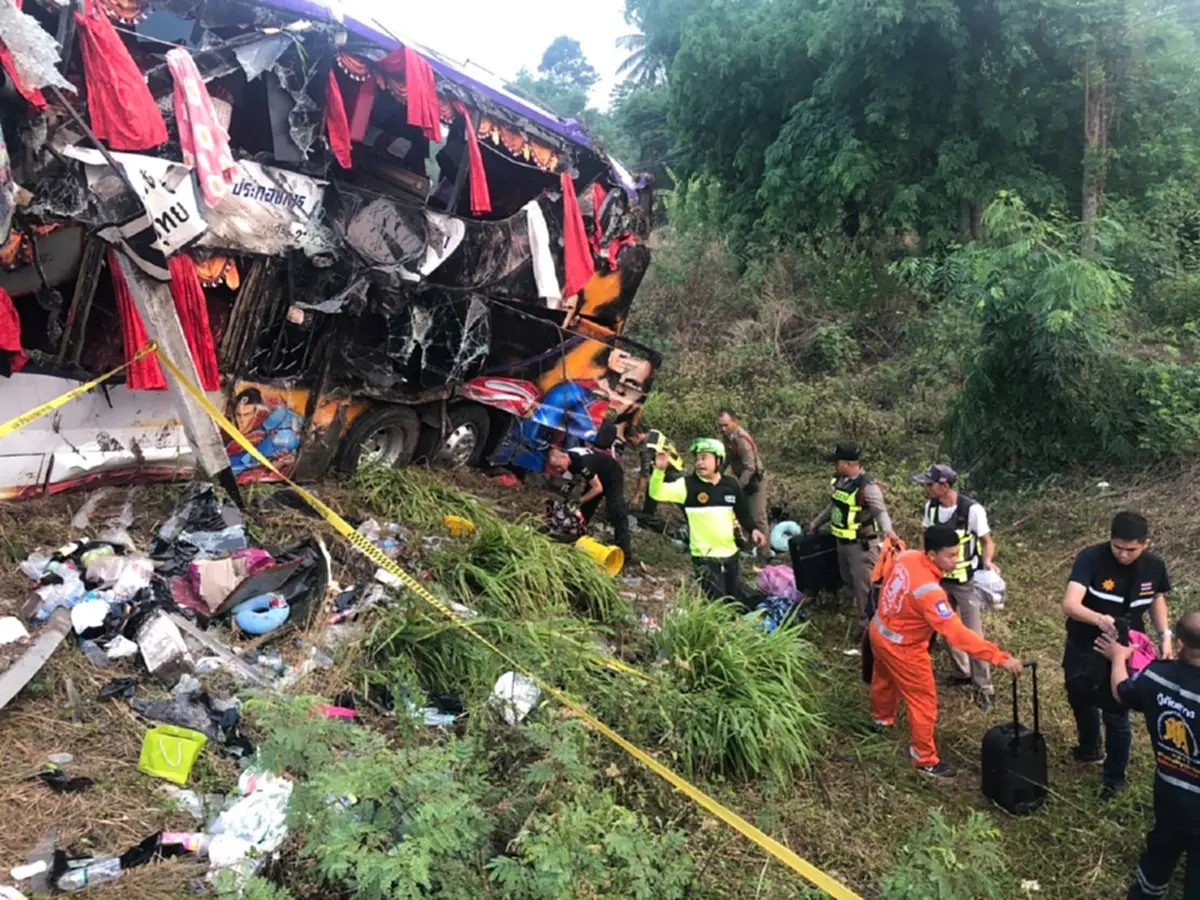 รัสบัสะพลิกคว่ำ กู้ภัยเร่งเข้าช่วยเหลือ 