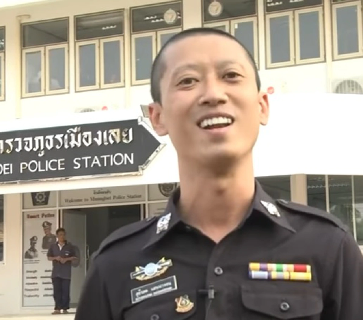 กดไลค์รัวๆ!!! แชร์สนั่นชีวิตตร.น้ำดีทำหน้าที่ผบ.หมู่ปราบปราม ตกกลางคืนเป็นจิตอาสาช่วยชาวบ้านจนได้ฉายาสุดจี๊ด "กู้ภัยพกปืนฯ..." !?! (คลิป)