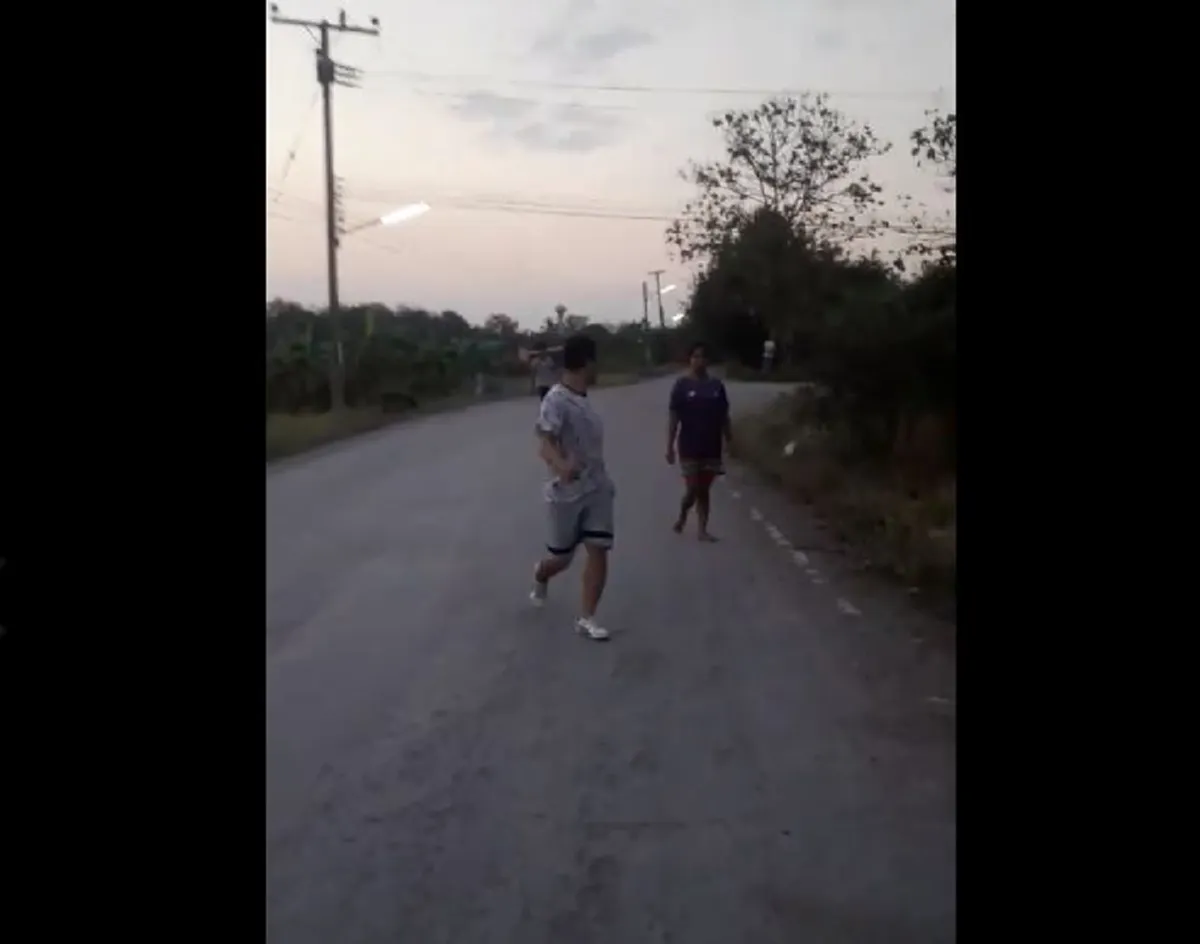 นึกว่าจะเเน่..??!! "โจ๋"คนจริง..สุดทนฉุนขาด นัดเปิดศึก ตัวต่อตัวกับนักเลงคีย์บอร์ด..เกรียนออนไลน์?? สุดท้ายกลัวหัวหด..หลบหลังผู้หญิง!!(คลิป)