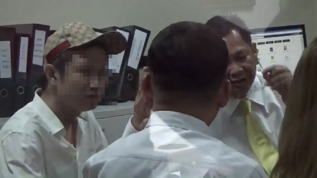 โผล่หัวแล้ว "หนุ่มอาร์ม" ต่อยสาวพนง.ร้านโทรศัพท์ ยกมือไหว้ขอโทษ อ้างวู่วามเหตุเป็นโรคซึมเศร้าเลิกแฟนสาว