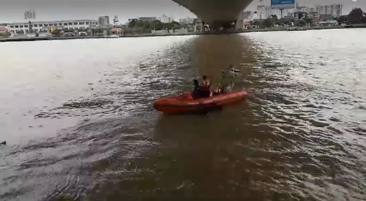 จุดธูปตะโกนเรียกเพื่อนรัก พบศพเเล้ว "นายเเบบหนุ่ม" คิดสั้นดิ่ง สะพานพระราม8 เร่งชันสูตรพลิกศพ(คลิป)