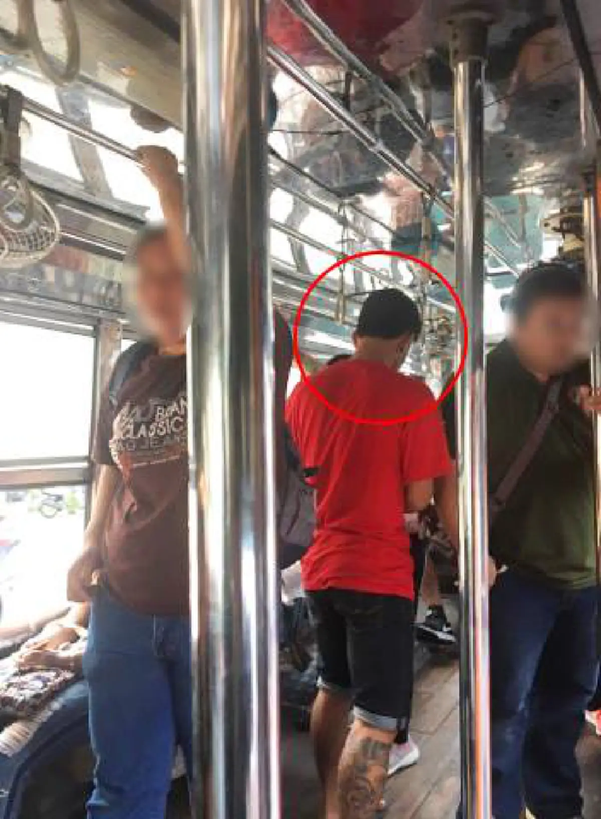 รถเมล์สาย40  กระเป๋ารถเมย์ใส่เสื้อยืดธรรมดา