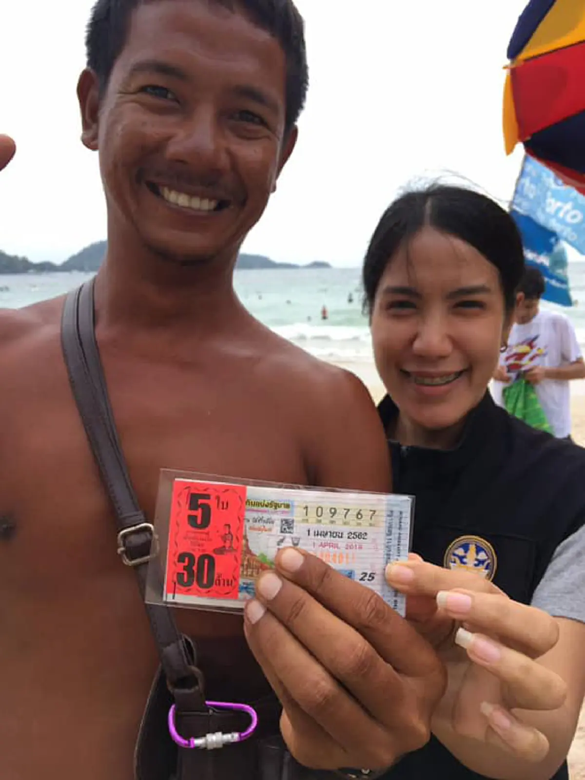 นายนรา นาลักษณ์ อายุ 32 ปี เป็นเด็กเรือ เรือลากร่ม หลังถูกรางวัลที่ 1 สลากกินแบ่งรัฐบาล 