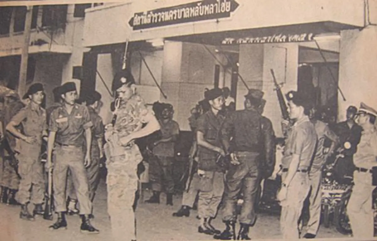 ช่วยด้วย..ตำรวจซ้อม!! รำลึก ๔๓ ปี "เหตุการณ์จลาจลแยกพลับพลาไชย" น้ำผึ้งหยดเดียว กลายเป็นจลาจล ๒๖ศพ รัฐบาลต้องประกาศภาวะฉุกเฉิน #วันนี้ในอดีต