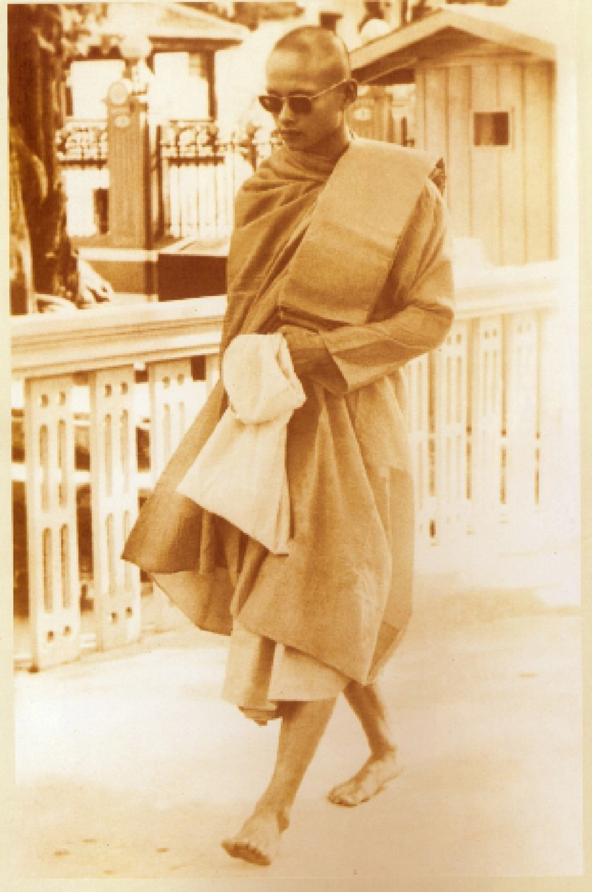 พระผู้เป็นมงคลแห่งแผ่นดิน!! ๒๒ ตุลาคม "ในหลวงรัชกาลที่ ๙" เข้าพระราชพิธีทรงผนวชในพระบวรพุทธศาสนาตามโบราณราชประเพณี #วันนี้ในอดีต (คลิป) !!