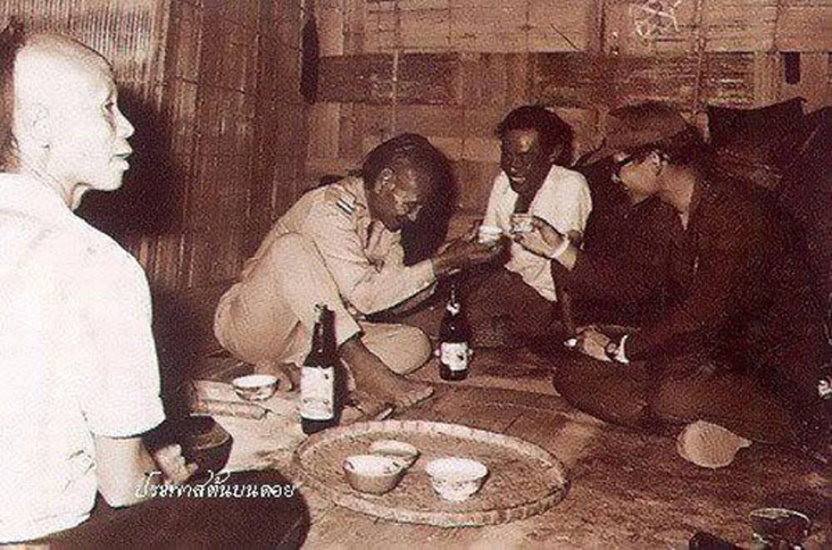    มารู้ทีหลังแทบล้มทั้งยืน !! ย้อนเหตุการณ์ผู้ใหญ่บ้านชาวเขา ชนแก้วสุรากับ "ในหลวง ร.9" โดยที่ไม่รู้  แต่พระองค์ก็ไม่เคยถือตัว