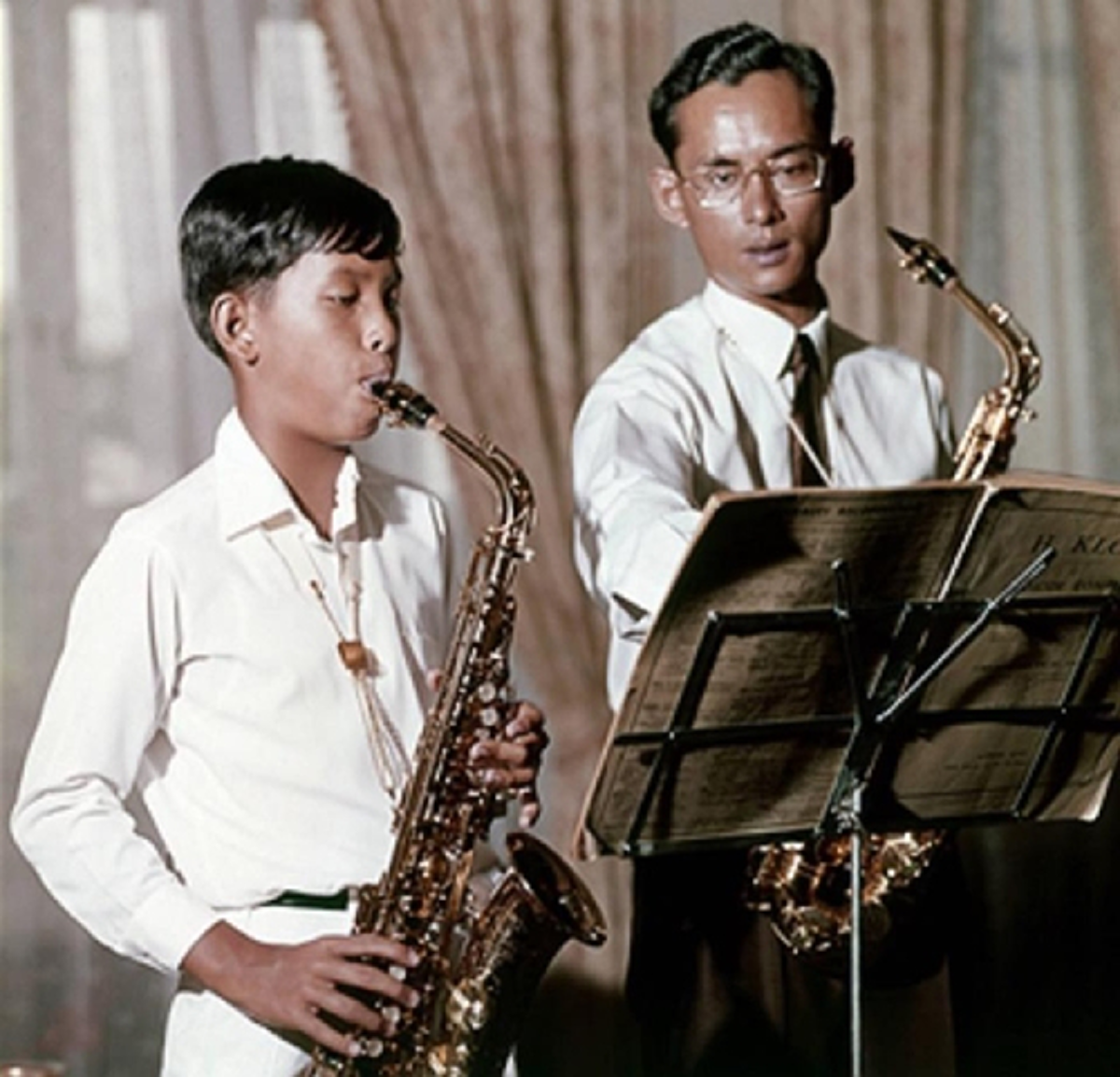 ๖ พ.ย. วันแซกโซโฟนโลก กับ เรื่องเล่าสุดประทับใจ...ในหลวง ร.๙ ทรงเลี่ยงคำสั่งแพทย์ “ห้ามเป่าแซกโซโฟน” !!! #พระมหากษัตริย์อัครศิลปิน