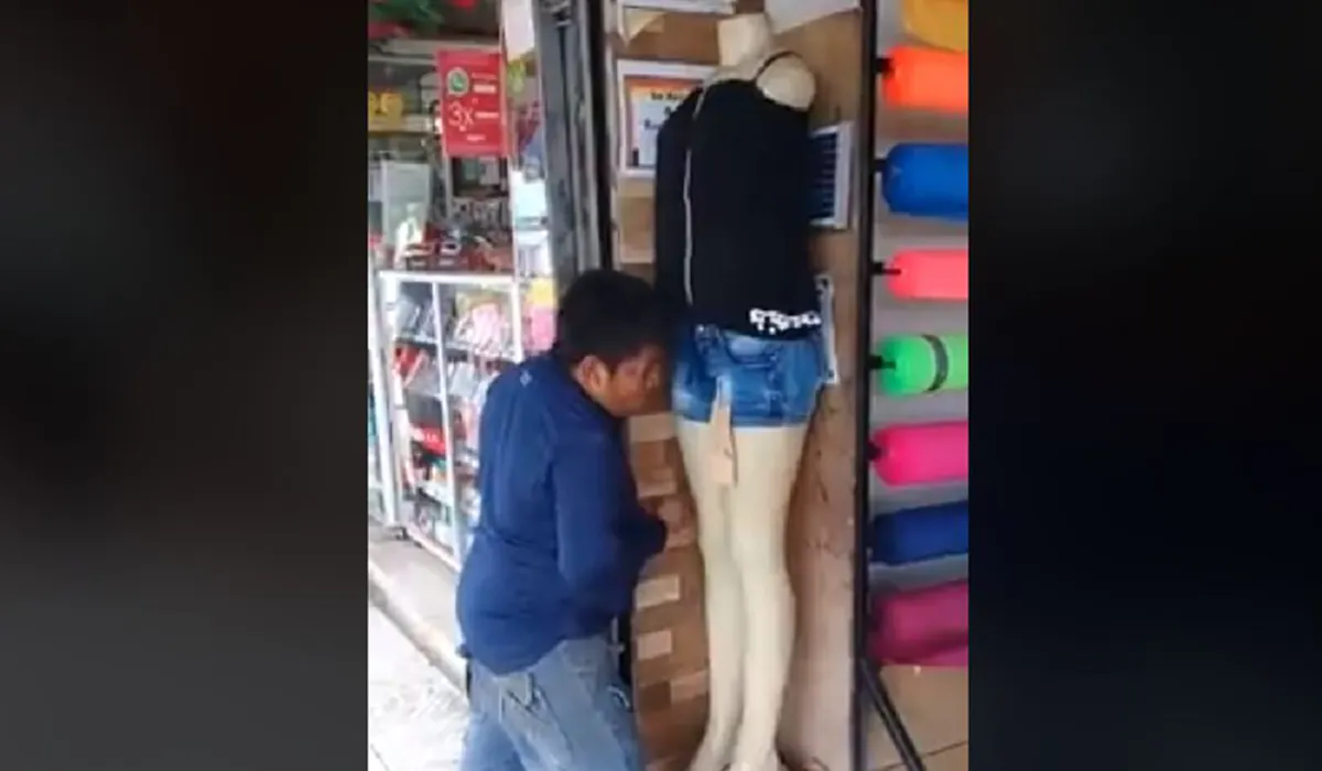 รับข้าน้อยเป็นศิษย์ด้วย!! "ชายหนุ่ม"ท่าทางเมาหนัก..มองไปตรงหน้าเจอ"หุ่นลองชุด" ขอลับฝีมือสักเล็กน้อย!! งานนี้บอกเลย..ไฟเเทบไหม้??!!(ชมคลิป)