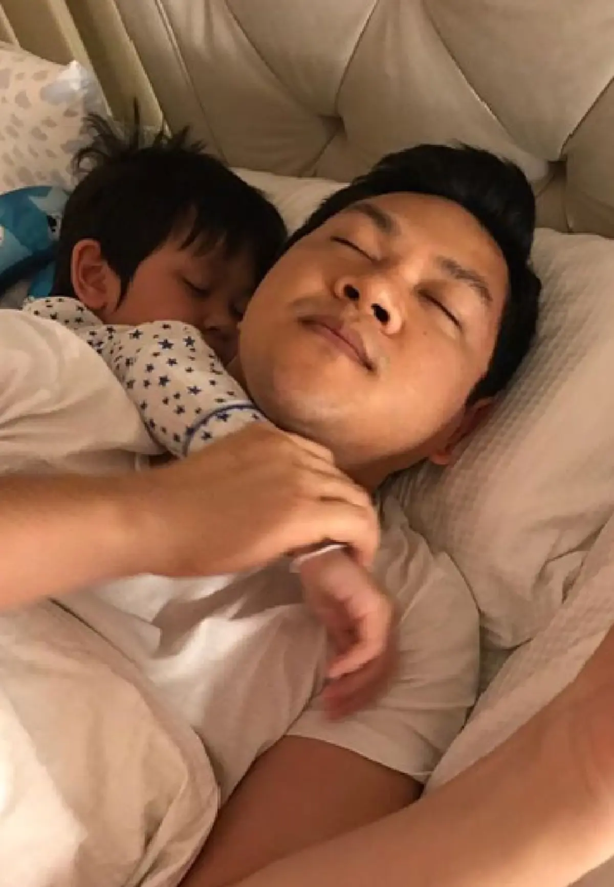 "เป้ย ปานวาด" โพสต์ภาพ "น้องโปรด-น้องปาลิน" นอนกอด "ป๊อบ นิธิ" สายใยพ่อลูกอบอุ่นทุกวินาที