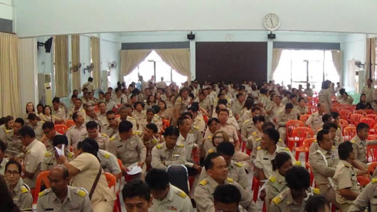 สุดยอดข้าราชการน้ำดี!!"นายอำเภอวิเศษชัยชาญ"อาศัยจังหวะชุลมุน..ประชุมกำนัน-ผู้ใหญ่บ้าน สั่งล็อคห้องประชุมตรวจฉี่เรียงตัว..ชาวเน็ตแห่ยกย่อง!!