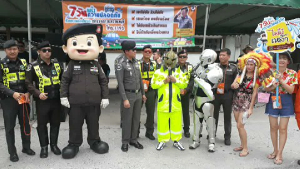 งานหน้ากากก็มา!!! "ตำรวจ" ใส่หน้ากากซุปเปอร์ฮีโร่มากมาย รณรงค์ขับขี่ปลอดภัย พร้อมแจกผ้าเย็น ลูกอมแก้ง่วง!!!