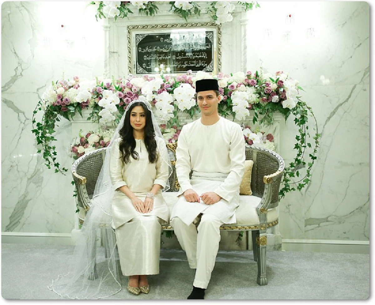 เปิดภาพ – คลิป เจ้าหญิงแห่งมาเลเซีย เข้าพิธีสมรส กับ นักฟุตบอลชาวดัตซ์ ท่ามกลางพิธีหรูหรา แต่สินสอด เพียง 172 บาทเท่านั้น