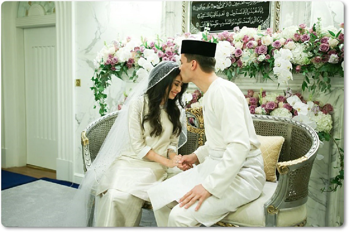 เปิดภาพ – คลิป เจ้าหญิงแห่งมาเลเซีย เข้าพิธีสมรส กับ นักฟุตบอลชาวดัตซ์ ท่ามกลางพิธีหรูหรา แต่สินสอด เพียง 172 บาทเท่านั้น