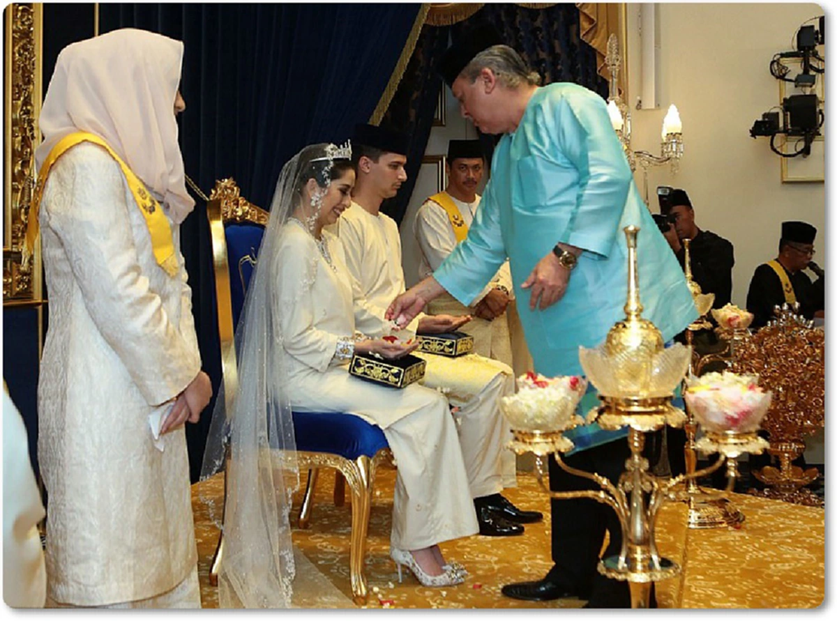 เปิดภาพ – คลิป เจ้าหญิงแห่งมาเลเซีย เข้าพิธีสมรส กับ นักฟุตบอลชาวดัตซ์ ท่ามกลางพิธีหรูหรา แต่สินสอด เพียง 172 บาทเท่านั้น