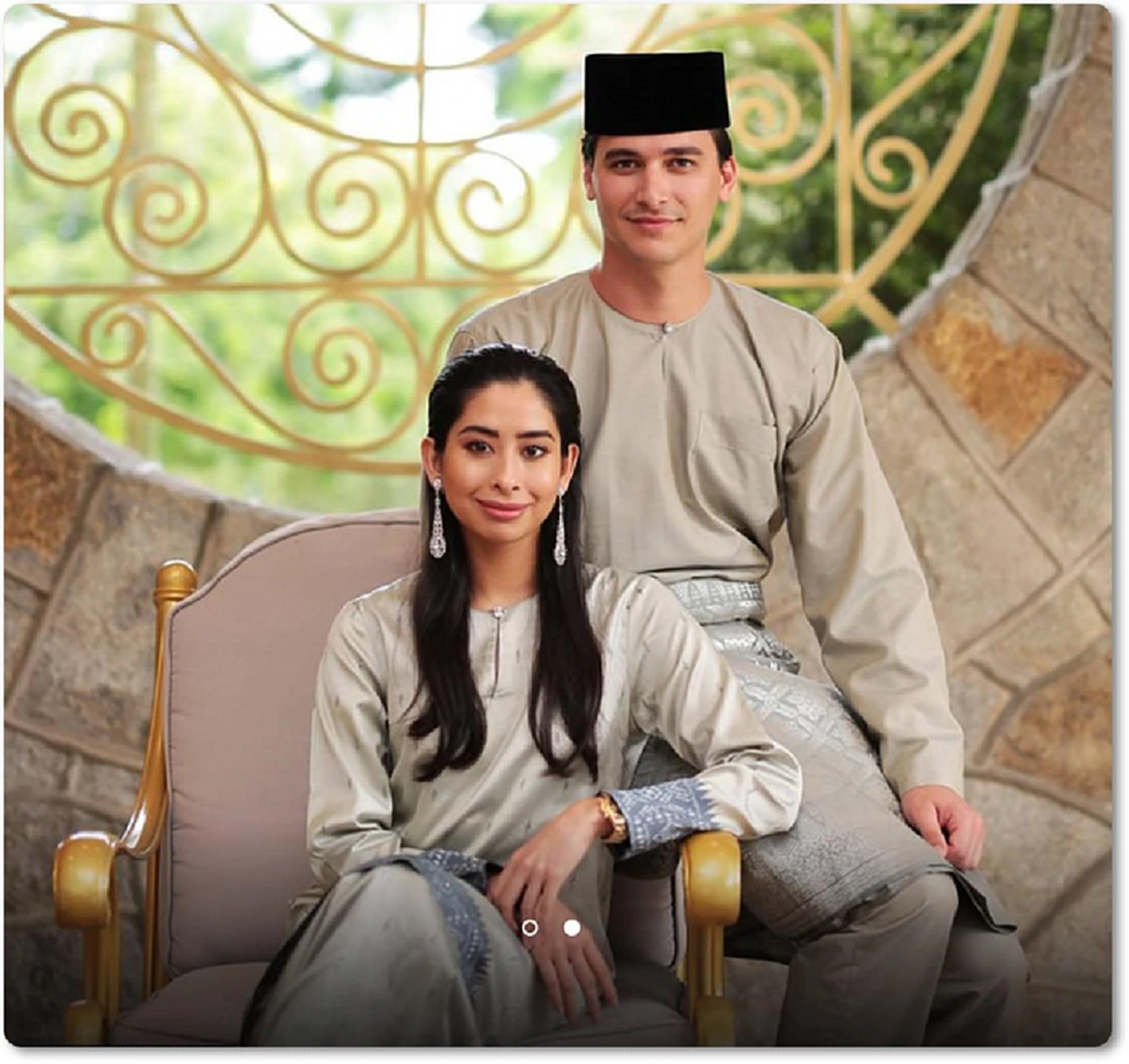 เปิดภาพ – คลิป เจ้าหญิงแห่งมาเลเซีย เข้าพิธีสมรส กับ นักฟุตบอลชาวดัตซ์ ท่ามกลางพิธีหรูหรา แต่สินสอด เพียง 172 บาทเท่านั้น