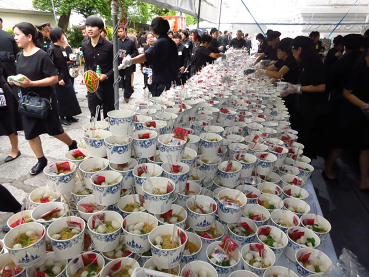 เป็นบุญของพสกนิกร!!! อาหารพระราชทานจาก สมเด็จพระเจ้าอยู่หัว ร.10 มอบแก่พสกนิกรที่เดินทางมากราบพระบรมศพ ในหลวง ร.9 #ทรงพระเจริญ