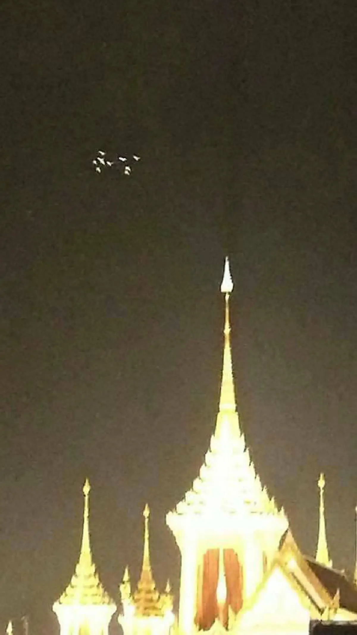 สุดอัศจรรย์ยิ่ง!!ฝูงนกปริศนาบินเหนือพระเมรุมาศ ผู้เชี่ยวชาญยังประหลาดใจ ผิดวิสัยนกสายพันธุ์นี้ ร่ำไห้เมื่อนึกถึงเหตุอัศจรรย์ครั้งหนึ่ง!!?