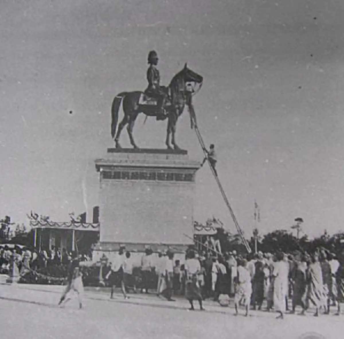 แม่นยำยิ่งนัก!! จากคำทำนาย "หลวงปู่เอี่ยม" สู่ตำนาน "พระบรมรูปทรงม้า" เหตุเกิดเมื่อครั้ง "พระพุทธเจ้าหลวง" เสด็จประพาสยุโรป !!