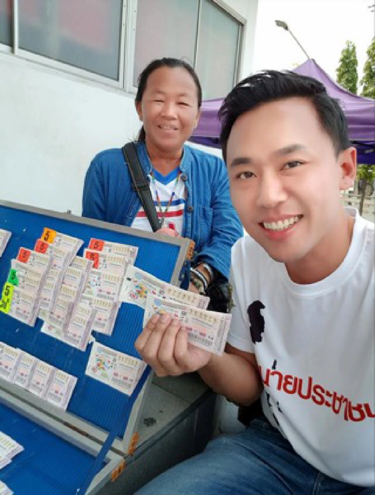 นาทีนี้..ฮอตยิ่งกว่าซุปตาร์!!  เปิดประวัติทนายตั้ม! ทนายรูปหล่อที่อยู่เคียงข้างลุงจรูญมาตลอด!  กลายเป็นขวัญใจสาวๆทั้งประเทศไปแล้ว (มีคลิป)