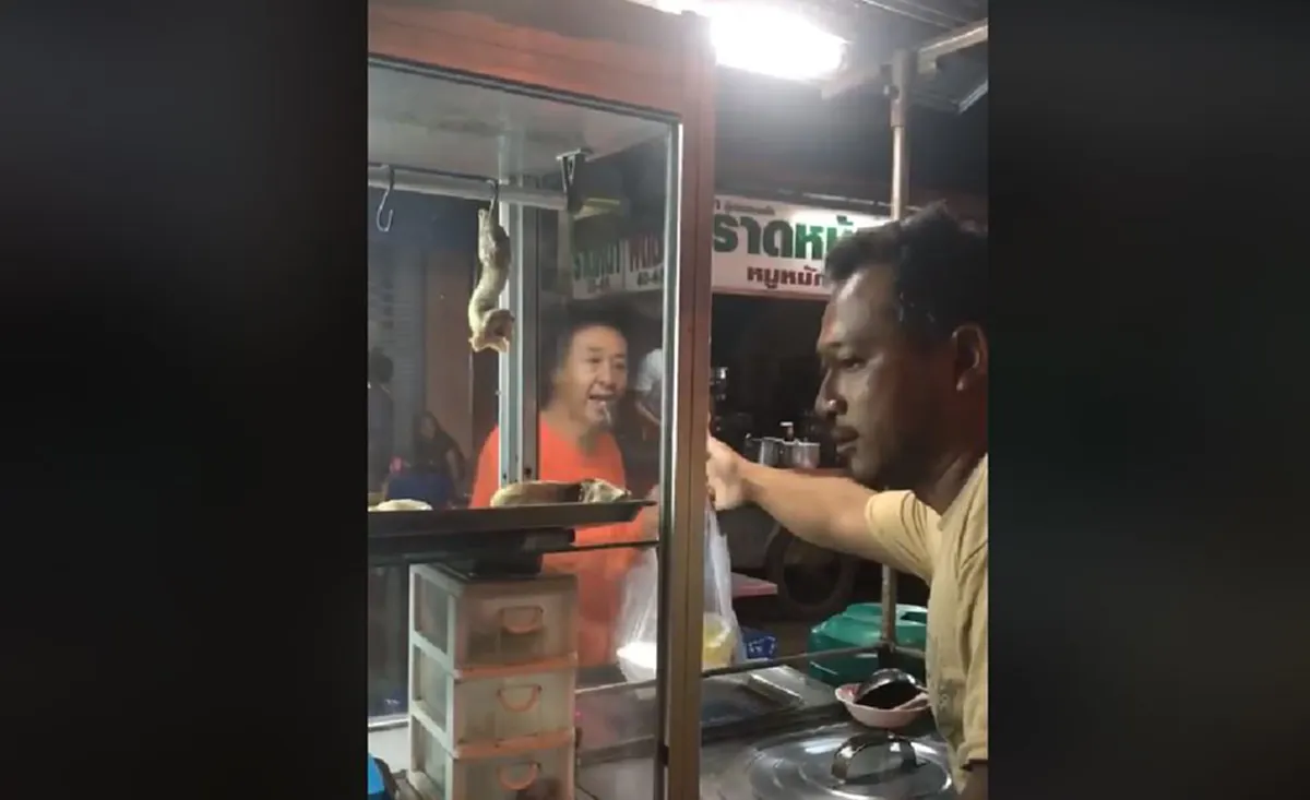 หัวใจพี่หล่อมาก!! "พ่อค้าข้าวมันไก่"เหลือบเห็น"คุณป้า"ท่าทางหิวโซ หน้าร้าน??เขาได้อิ่ม..เราได้บุญ!!ยกมือไหว้ท่วมหัวจากใจเเทนคำขอบคุณ(ชมคลิป)