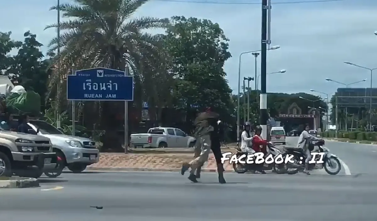 อ่วมเเน่ๆงานนี้!! "ชายเมายาบ้า" เเหกด่าน คลั่งหนักไล่ชก"ตำรวจ"เละ..สุดเดือด หมวกกระเด็น!! ดูชื่อเเยก..พอจะรู้อนาคตเลย?!! (คลิปชัดๆ)