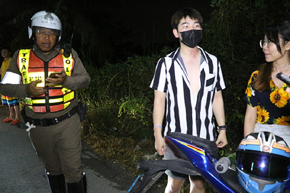 สายเคเบิ้ลร่วงกลางถนน เกี่ยวคอนักศึกษา บาดเจ็บ