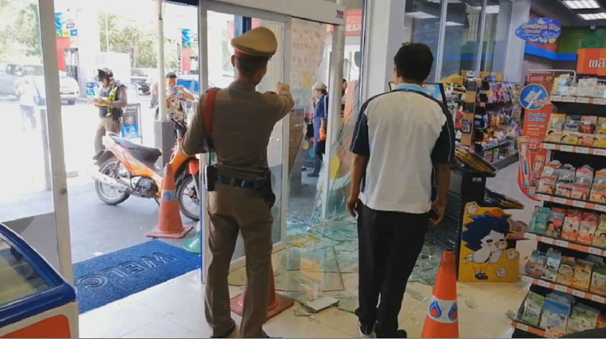 ชายขับรถจยย. เมาซิ่งเหินฟุตปาธจนกระจกร้านสะดวกซื้อแตกกระจาย