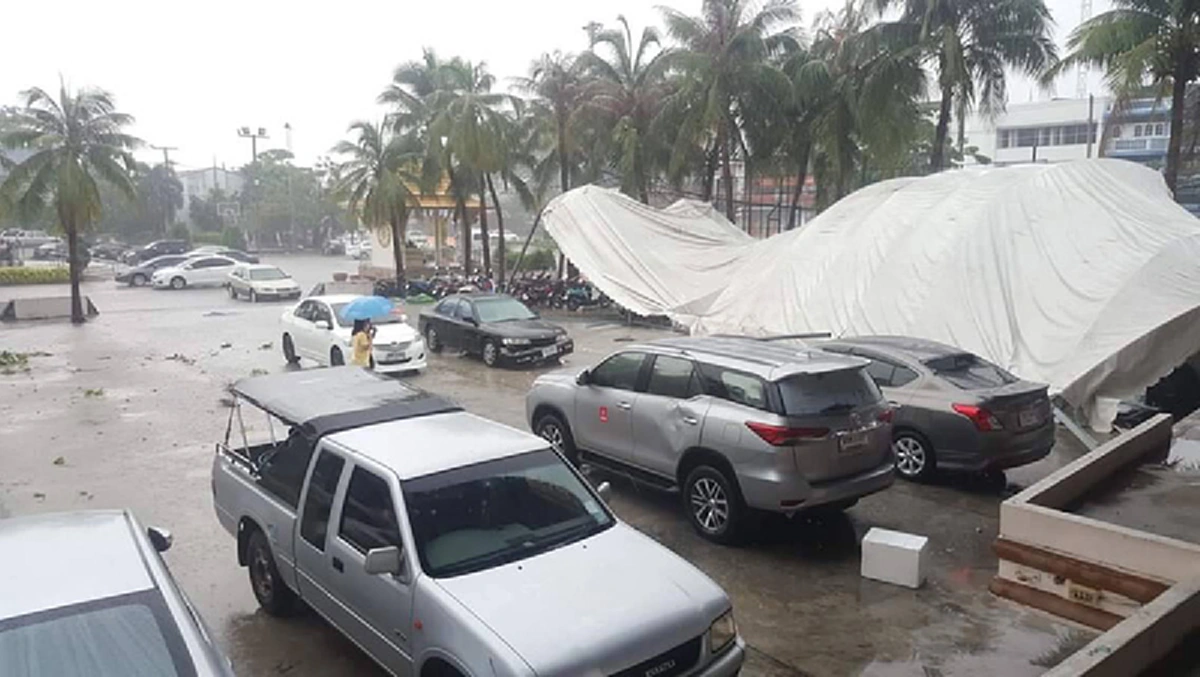 พายุฝน-ลมแรงพัดถล่ม จ.ชลบุรี จนประชาชนได้รับความเดือดร้อน