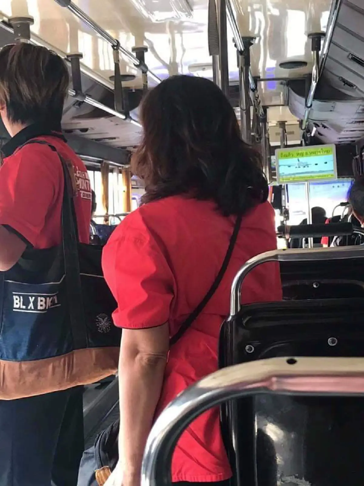 สาวขึ้นรถเมล์ลืมกระเป๋าตังค์ เจอป้าใจดี