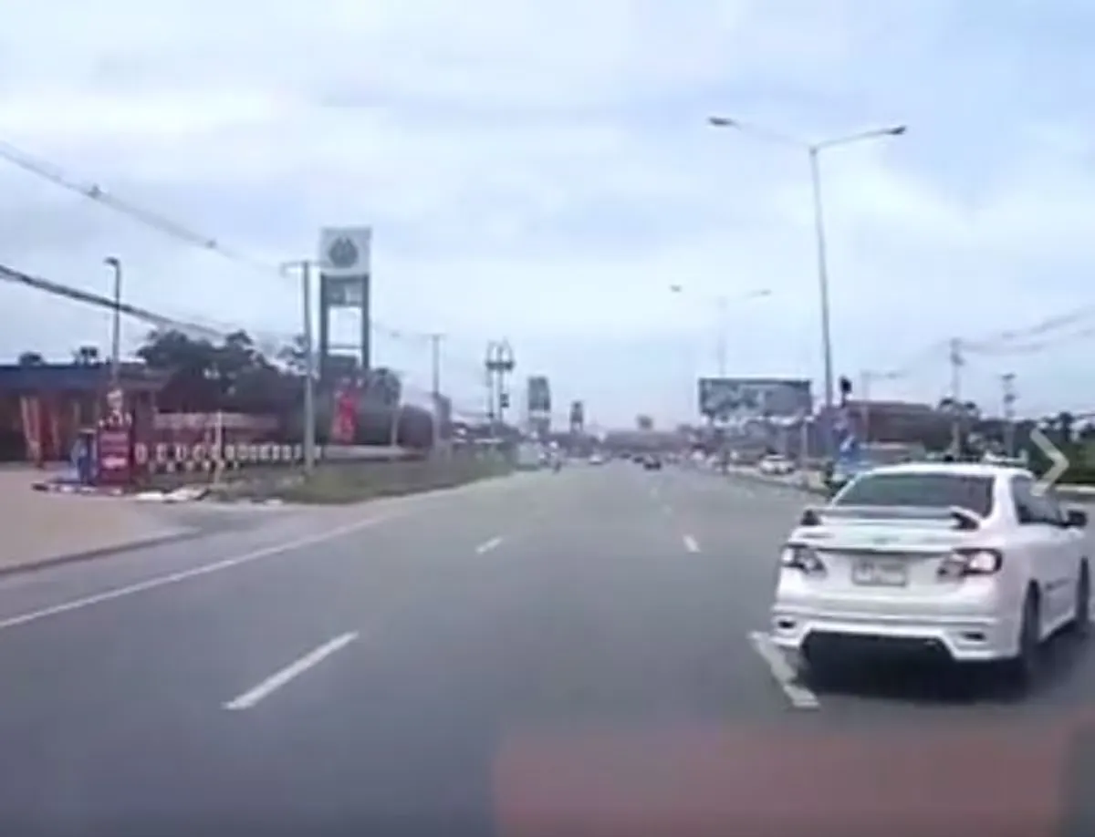 ชุ่ยจริงๆ !!"รถเก๋ง"สุดมักง่าย ขับตัดเลนเเบบดื้อๆ ความพินาศเลยมาเยือนอย่างที่เห็น..ชนสนั่นเละทั้งคัน!!...ภาระบนท้องถนนจริงๆ!! (มีคลิป)