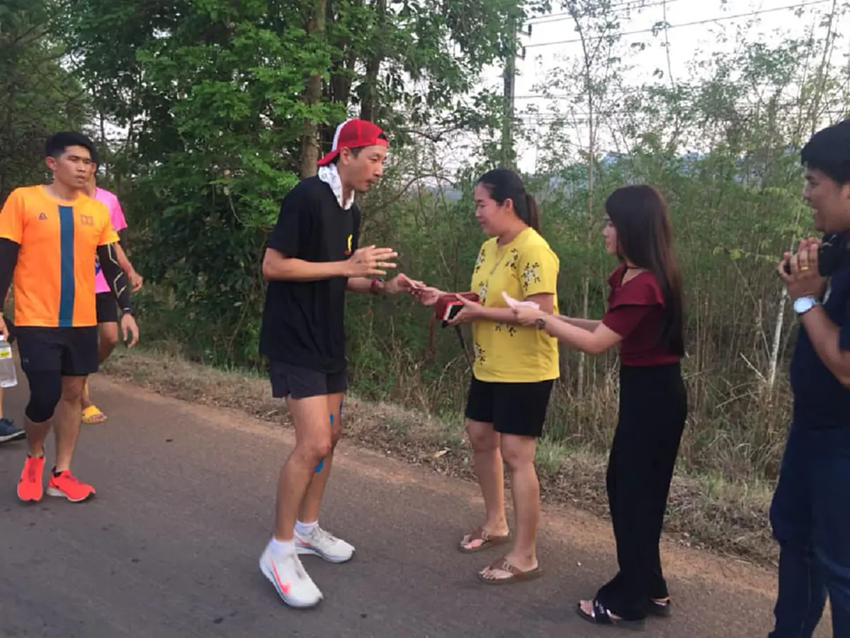 ชาวทองผาภูมิต้อนรับ  “ครูณัฐ” อบอุ่น ยอดบริจาคทะลุ 5 ล้านบาท(คลิป)