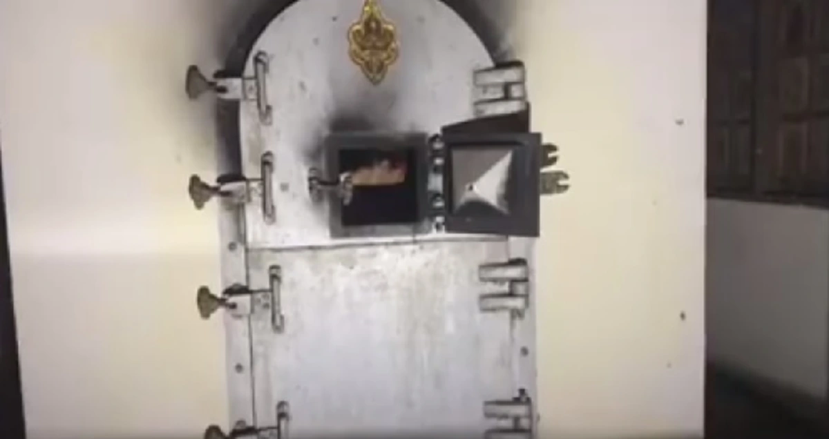 ลองดีจนเจอ...? แชร์สนั่นคลิปหนุ่มทดสอบสิ่งลี้ลับ (วิญญาณ) นั่งในเมรุเผาศพ-เปิดเพลงธรณีกรรแสง ทำขนลุกซู่เมื่ออยู่ดีๆ มีมือปริศนาโผล่!! (คลิป)