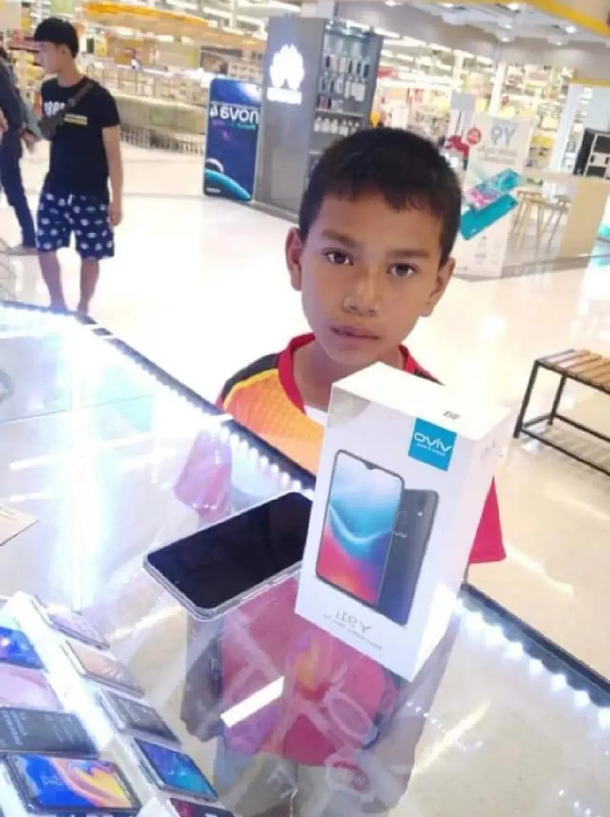 หนุ่มน้อย ทำงานพิเศษ ช่วงปิดเทอม หอบเงินเหรียญ มาซื้อโทรศัพท์มือถือ