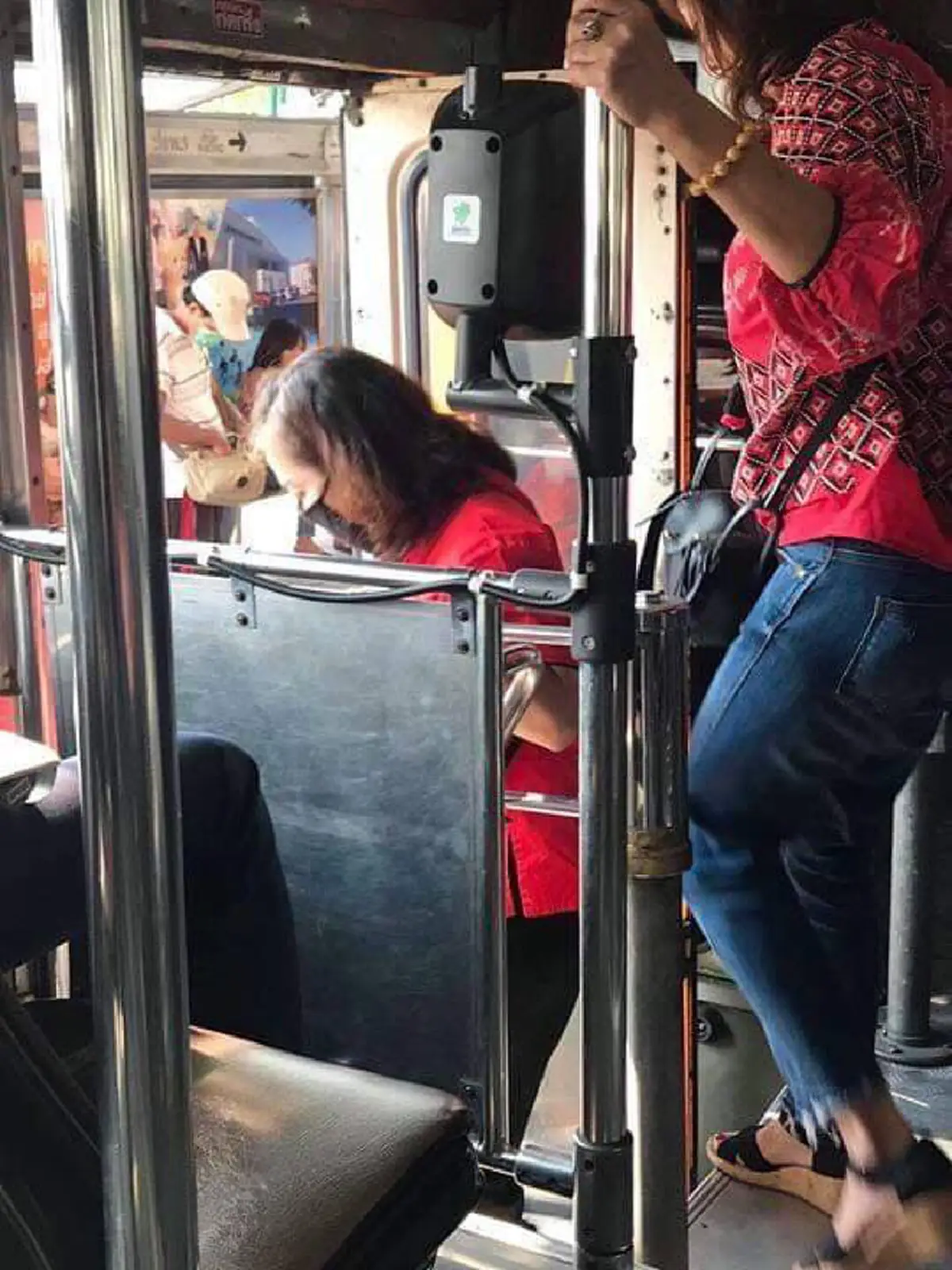 สาวขึ้นรถเมล์ลืมกระเป๋าตังค์ เจอป้าใจดีนั่งข้างๆ