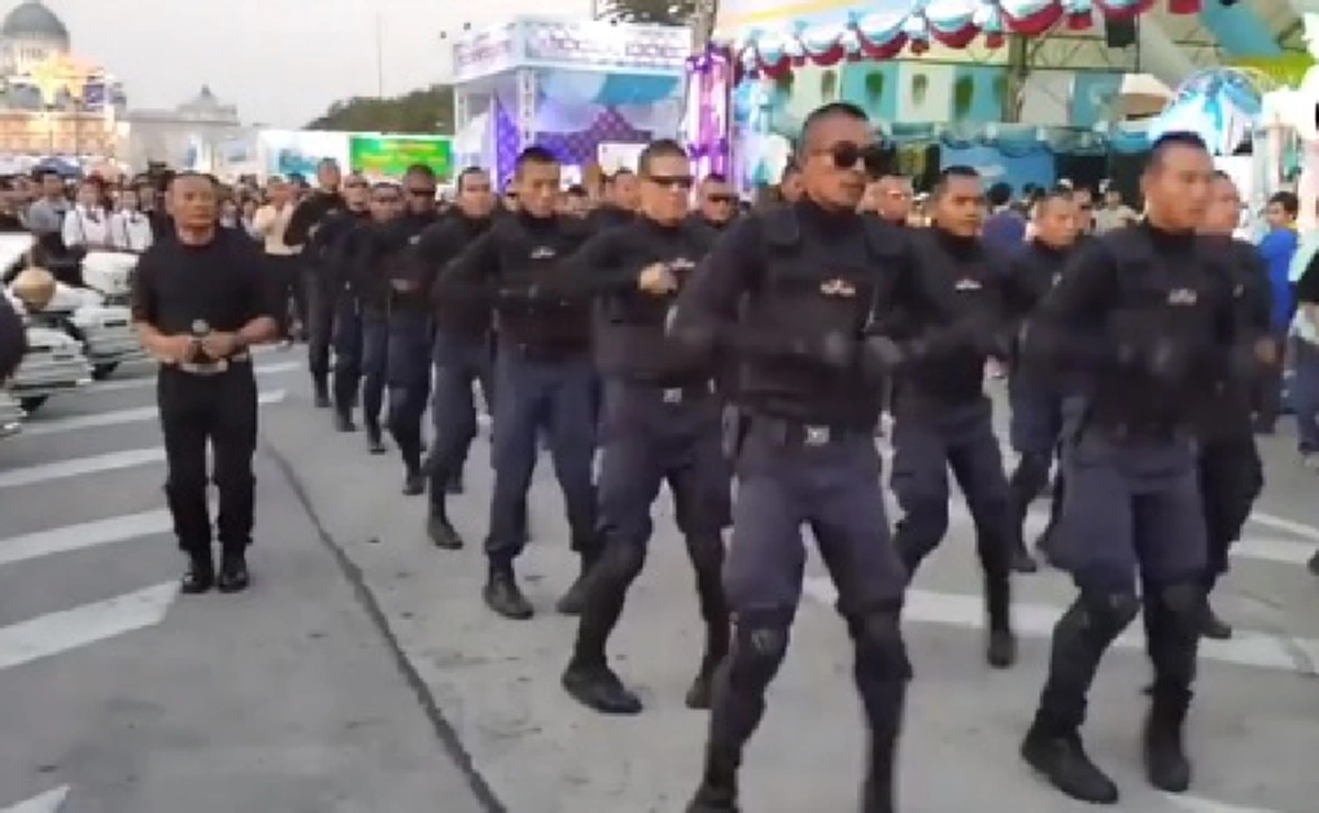 ยอดวิวพุ่งปรี๊ด!! แชร์สนั่นคลิปตำรวจโชว์สเต็ปเข้าจังหวะเพลง "รักเติมโปร" ท่วงท่าน่าร๊ากทำหลายคนอมยิ้ม เห็นนะมีแอบโยกตามด้วย!??