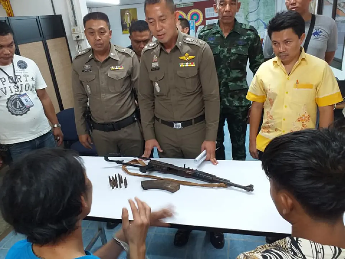 ตำรวจ รวบ ขาใหญ่ประจำหมู่บ้าน ถืออาก้าเดินกร่าง