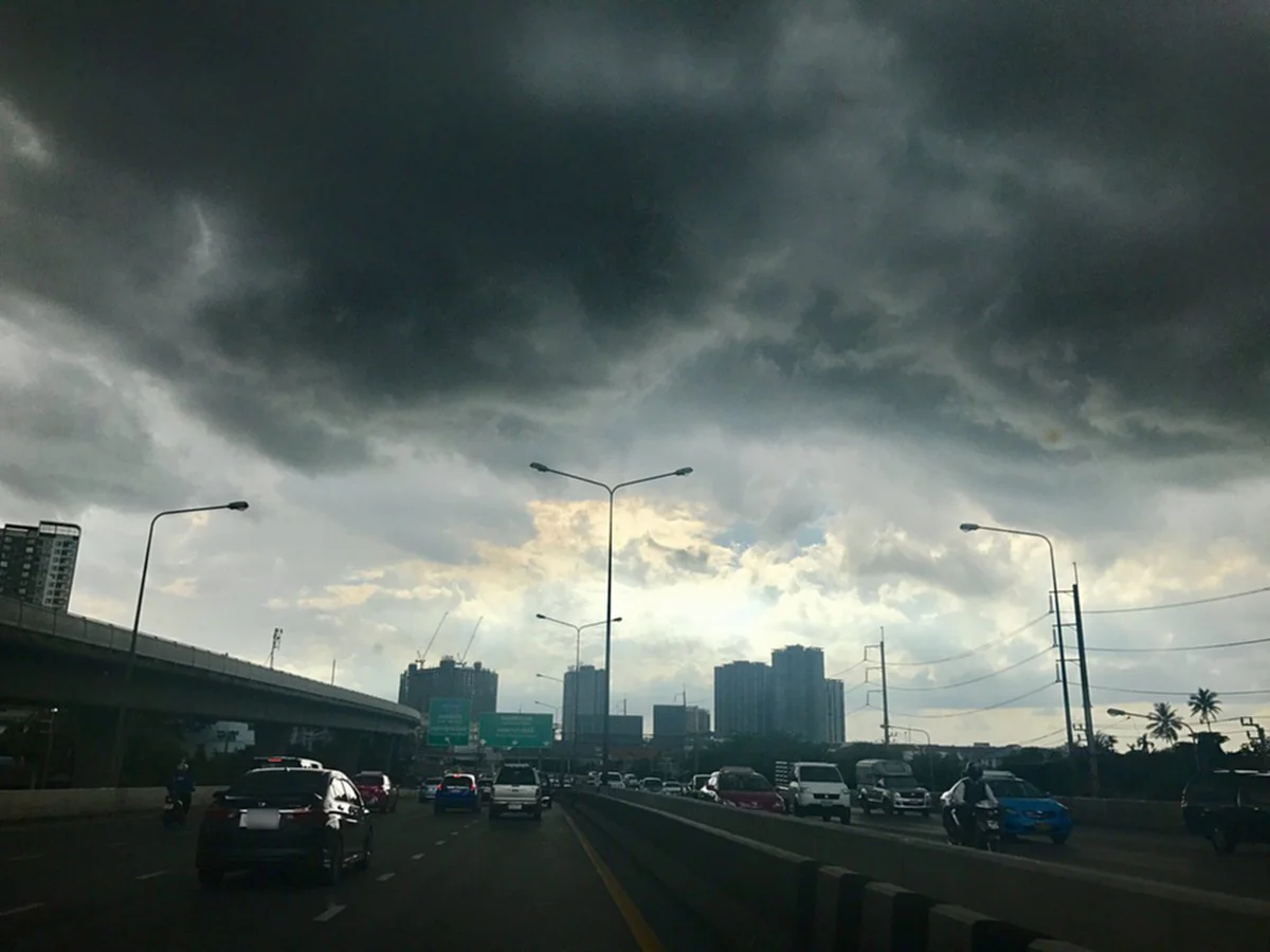 กรมอุตุฯเตือน!! ประเทศไทยยังคงมีฝนตกหนักหลายพื้นที่ เหนือ อีสาน หนักสุด 18 จังหวัด รอรับมือน้ำท่วมฉับพลัน น้ำป่าไหลหลาก (รายระเอียด)