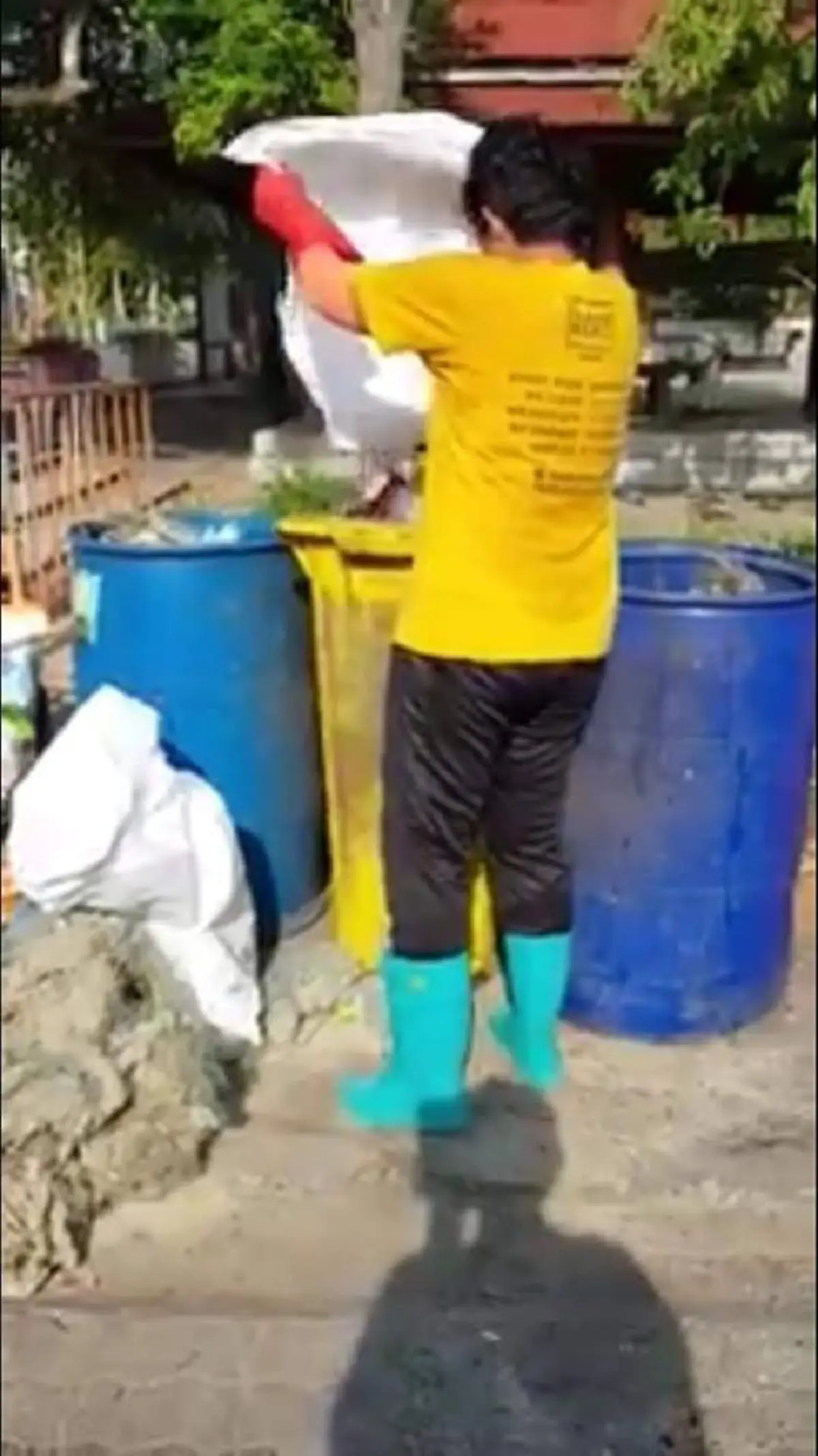 สาวใหญ่เดิน เก็บขยะตามชายหาด ที่แท้เธอเป็นถึง หัวหน้าอัยการ