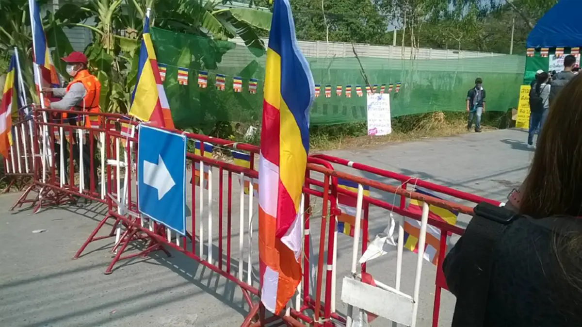 กลับบ้านดีกว่า!!! "ศิษย์ธรรมกาย" หอบลูกเด็กเล็กแดง ปีนรั้วกลับบ้าน โดยพี่ๆทหารคอยช่วยเหลือ (ชมภาพ)