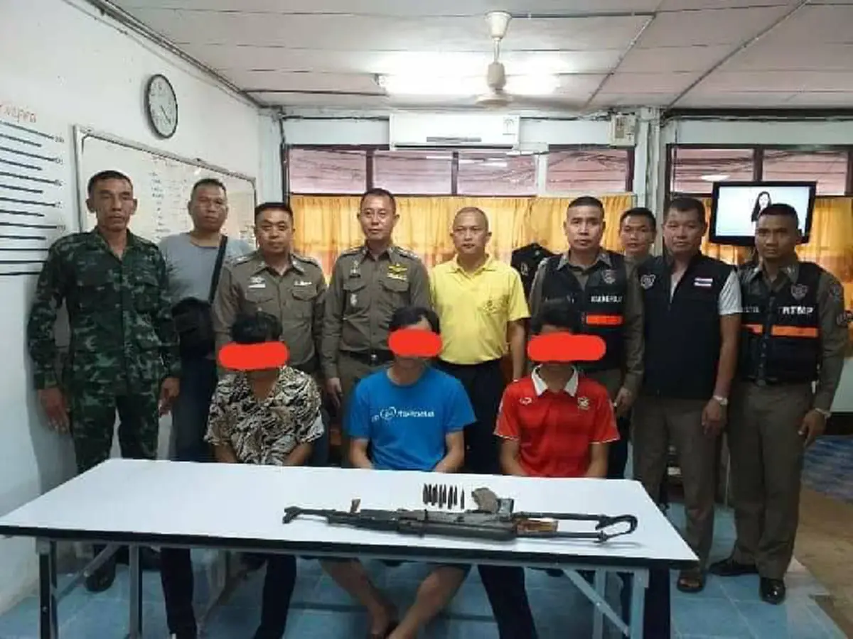 รวบแล้วขาใหญ่ประจำหมู่บ้าน ถืออาก้าเดินกร่างงานหมอลำซิ่งเมืองอุบลฯ (คลิป)