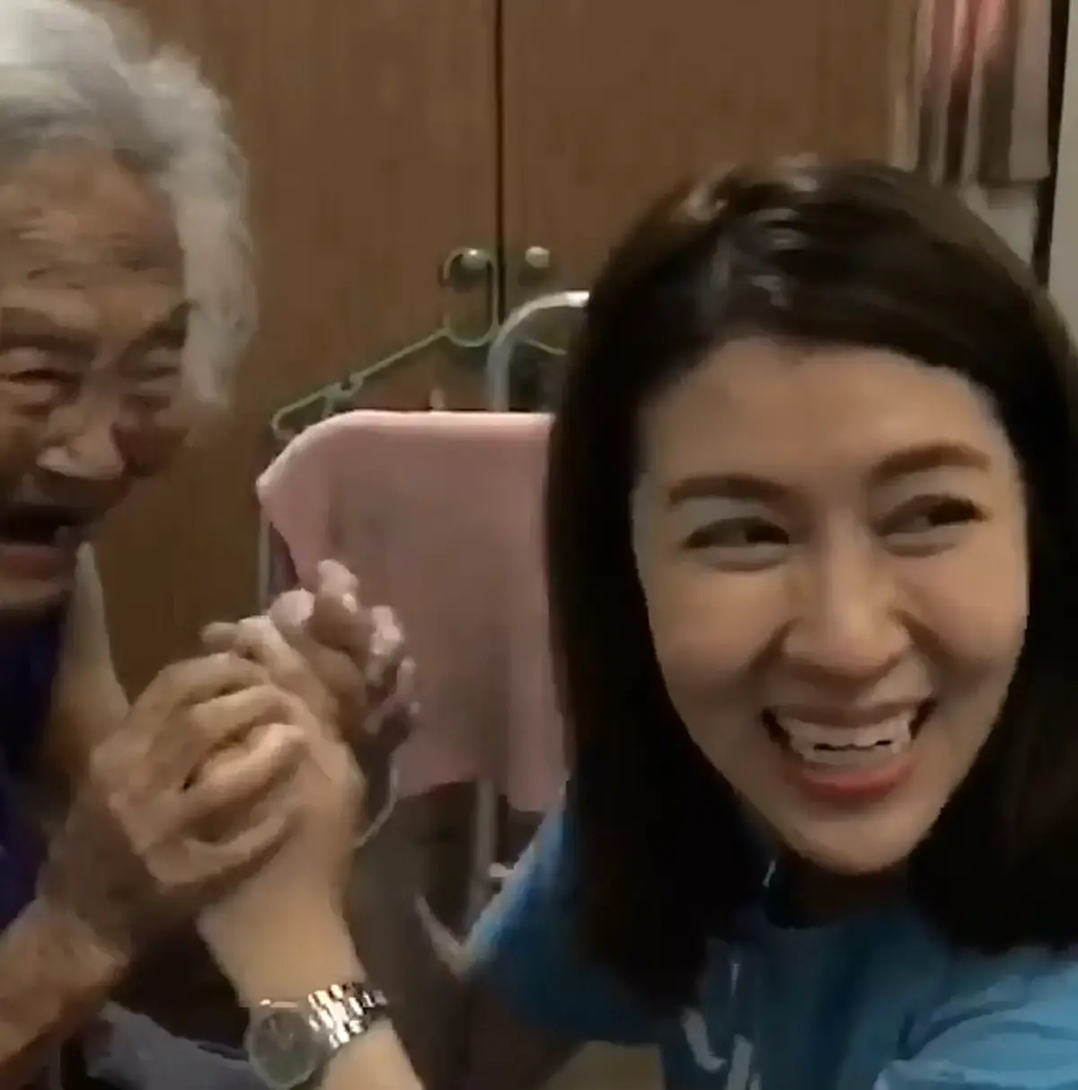 เมื่อหญิงสูงอายุเจอ "เชียร์ ฑิฆัมพร" เข้าสวมกอดมอบเงินให้ ถึงหลั่งน้ำตาตื้นตัน "ยายไม่เคยมีความสุขเท่านี้มาก่อนเลย"