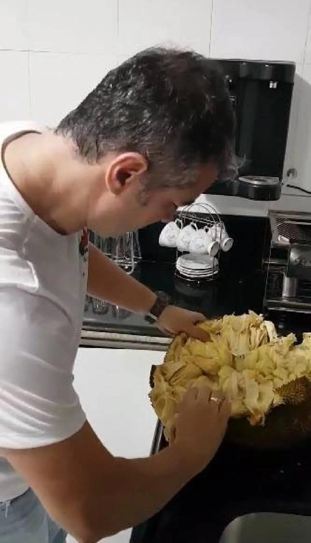 โคตรง่ายกว่าที่คิด!! เผยเคล็ดลับวิธีปอก \"ผลไม้เปลือกแข็ง\"? เพียงแค่มีดกับมือเปล่าเท่านั้น ได้เนื้อเน้นๆ อิ่มอร่อยเต็มคำ ไม่ต้องโง่อีกต่อไป