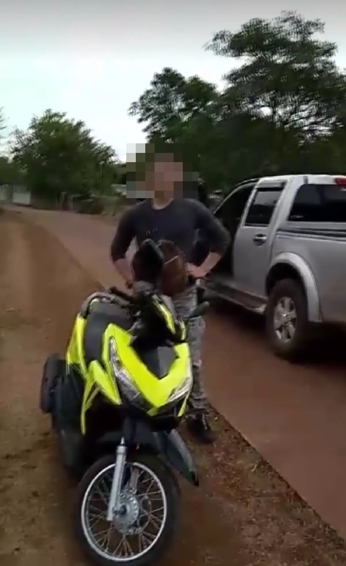 หนุ่มสกลฯโวยลั่นโดนชายฉกรรจ์ อ้างเป็นตร.ล้อมกรอบชักปืนขู่ค้นตัว พอเจอมือถือถ่ายคลิปรีบชิ่งขึ้นรถหายเกลี้ยง