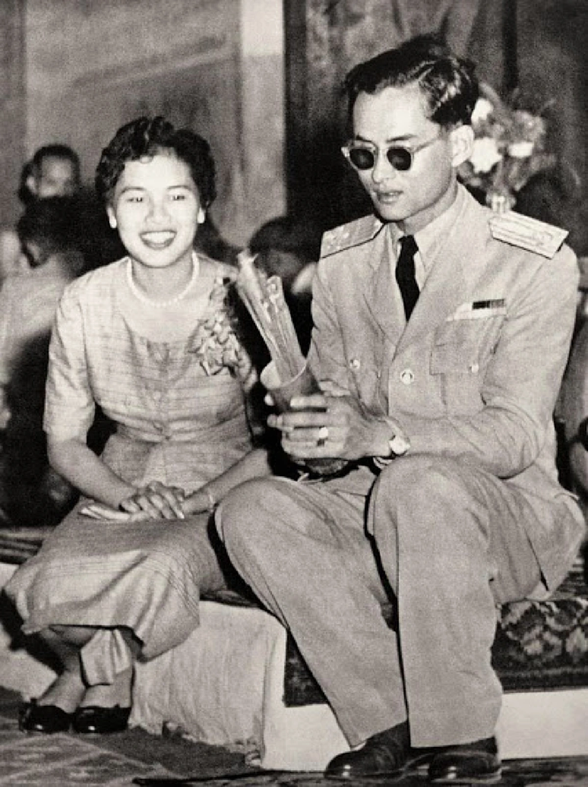 "รักแห่งแผ่นดิน"  ๒๘ เมษายน วันครบรอบพระราชพิธีราชาภิเษกสมรส ครบรอบ ๖๗ ปี ประมวลพระบรมฉายาลักษณ์พระคู่ฟ้ามิ่งขวัญของปวงชนชาวไทย