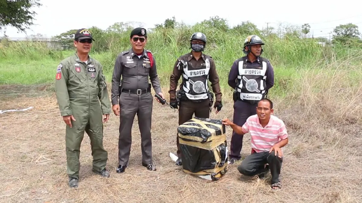 แตกตื่น ทั้งจังหวัด!! \"กล่องปริศนา\" ถูกทิ้งริมถนนขอนแก่น EOD รุดตรวจสอบ พอเปิดออกมาเท่านั้นแหละ ถึงกับวงแตก!!