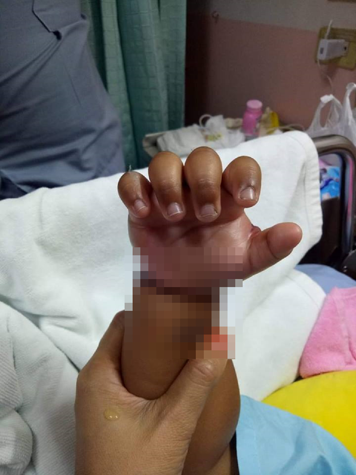 พ่อร้องทุกข์ลูกชายให้น้ำเกลือแขนบวม