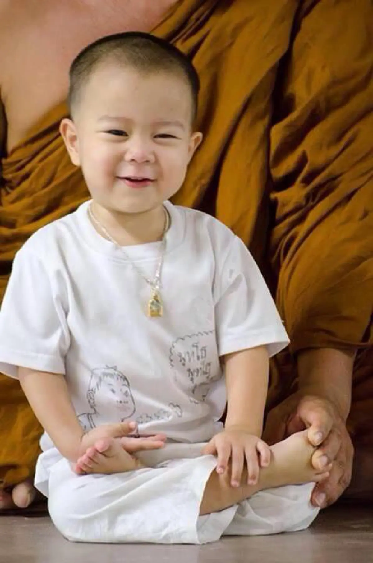 เพราะธรรมขัดเกลาใจ!!! ภาพ "น้องกร" หนูน้อยวัย 4 ขวบ แห่งวัดป่ามณีกาญจน์ เข้ากราบ "สมเด็จพระมหามุนีวงศ์" ด้วยความนอบน้อม (ชมภาพ)
