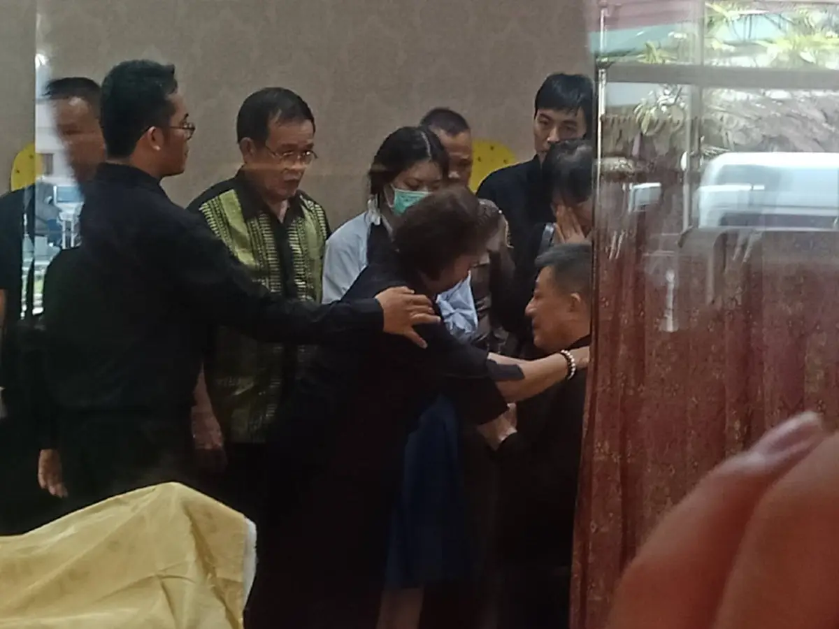 สมเด็จพระเจ้าอยู่หัว ทรงพระเมตตา พ.ต.ท.จตุพร และภรรยา