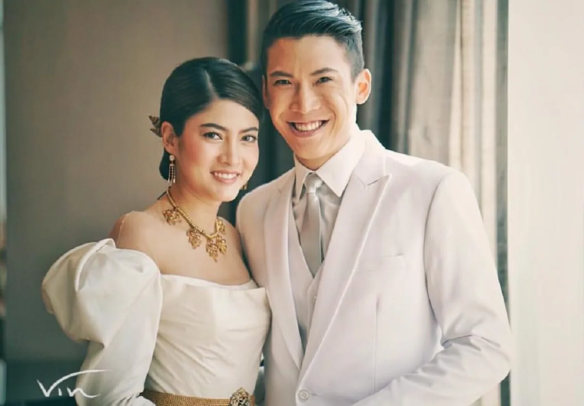 ชุดแรกของวันสำคัญ!! เปิดภาพชุดแต่งงาน "มาร์กี้ ราศรี - ป๊อก ภัสสรกรณ์" แค่ชุดแรกก็ทำเอาตื่นเต้นกันยกใหญ่ สวยเรียบหรูดูแพงมาก!?!(ชมภาพ)