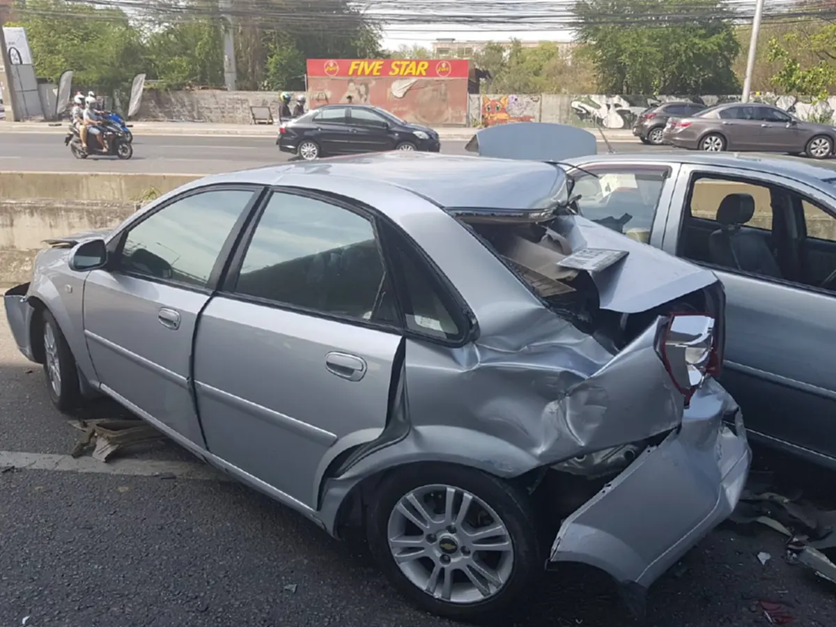 รถตู้ชนจากด้านหลัง เด้งไปอัดกับคันด้านหน้าโดนชนแบบแรงมาก